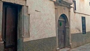 Puerta en la Fachada de la Casa Garcés